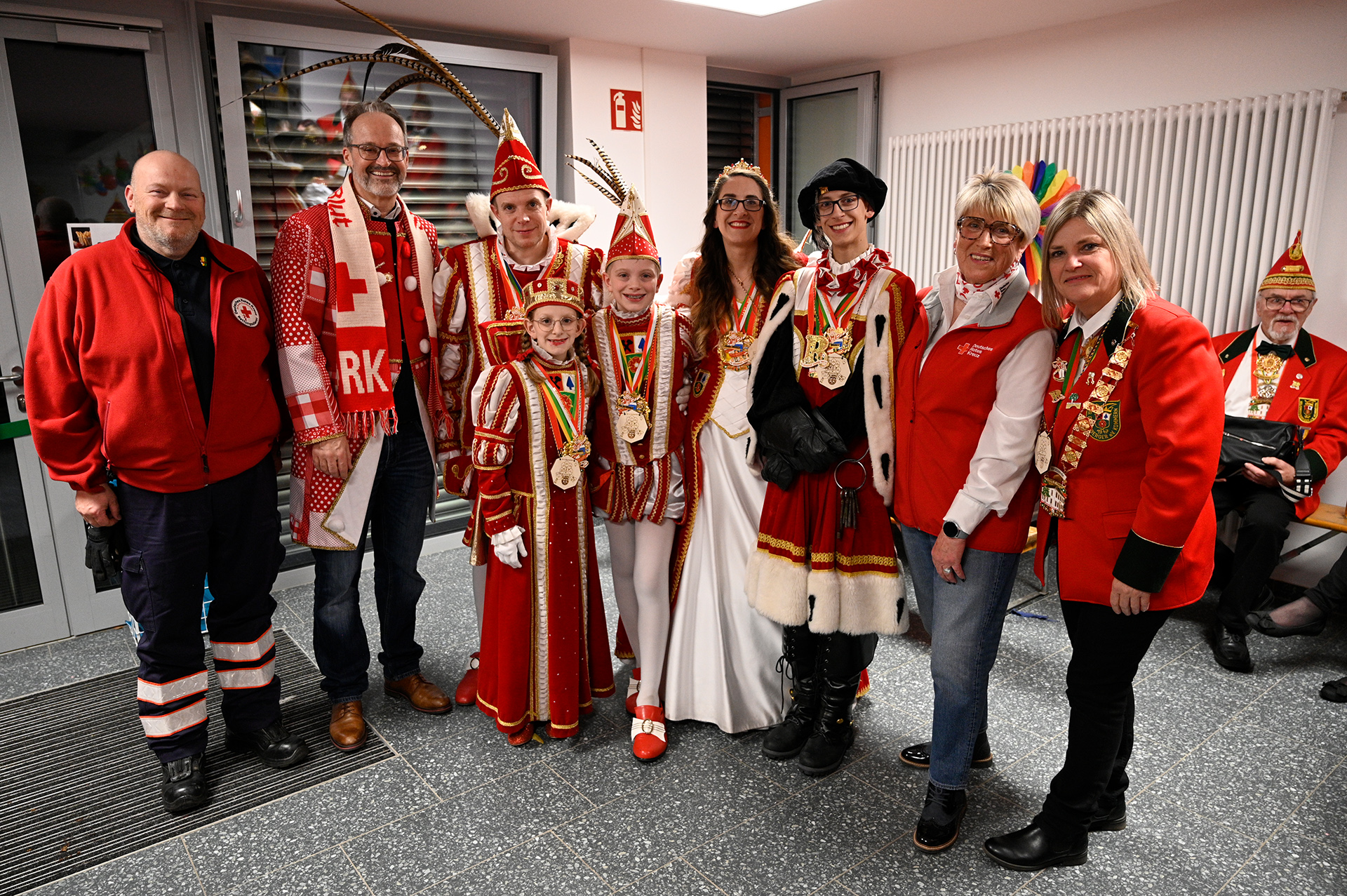 Rufen zu Prinzenblutspenden in Mechernich (18. Dezember) und Kommern (21. Januar) auf: (v. l.) DRK-Bereitschaftsleiter Sascha Suijkerland, Kreisgeschäftsführer Rolf Klöcker, das Kommerner Fünfgestirn sowie die DRK-Blutspendebeauftragte Edeltraud Engelen und die Vorsitzende der KG Greesberger Nicole Reipen. Foto: Henri Grüger/pp/Agentur ProfiPress