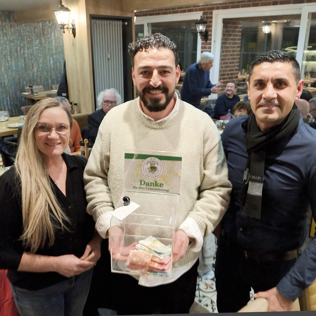 Die erste Tageseinnahme aus seinem neuen Friseur-Salon in Höhe von 400 Euro übergab Ibrahim Seker (m.) an Anita Heiter und Osman Gelisgen von der Hilfsgruppe Eifel. Foto: Reiner Züll/pp/Agentur ProfiPress