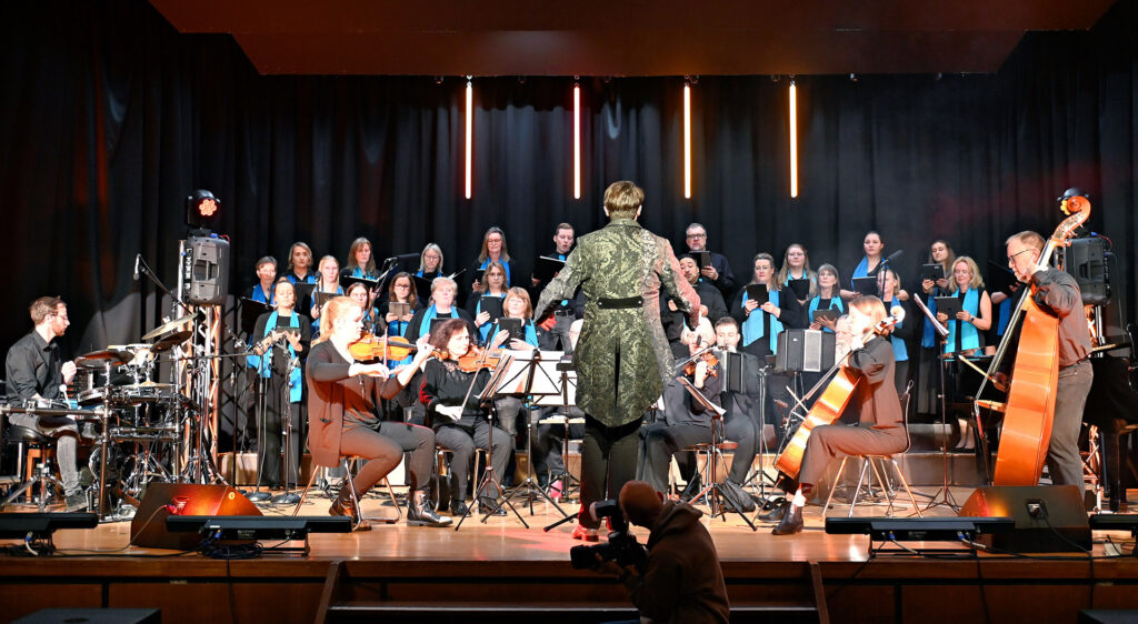 Von klassischen Weihnachtsliedern bis hin zu bekannten Filmmelodien reichte das Repertoire des Lumora-Chores unter Leitung von Pascal Lucke beim festlichen Konzert im GAT Mechernich. Foto: Cedric Arndt/rrg/pp/Agentur ProfiPress