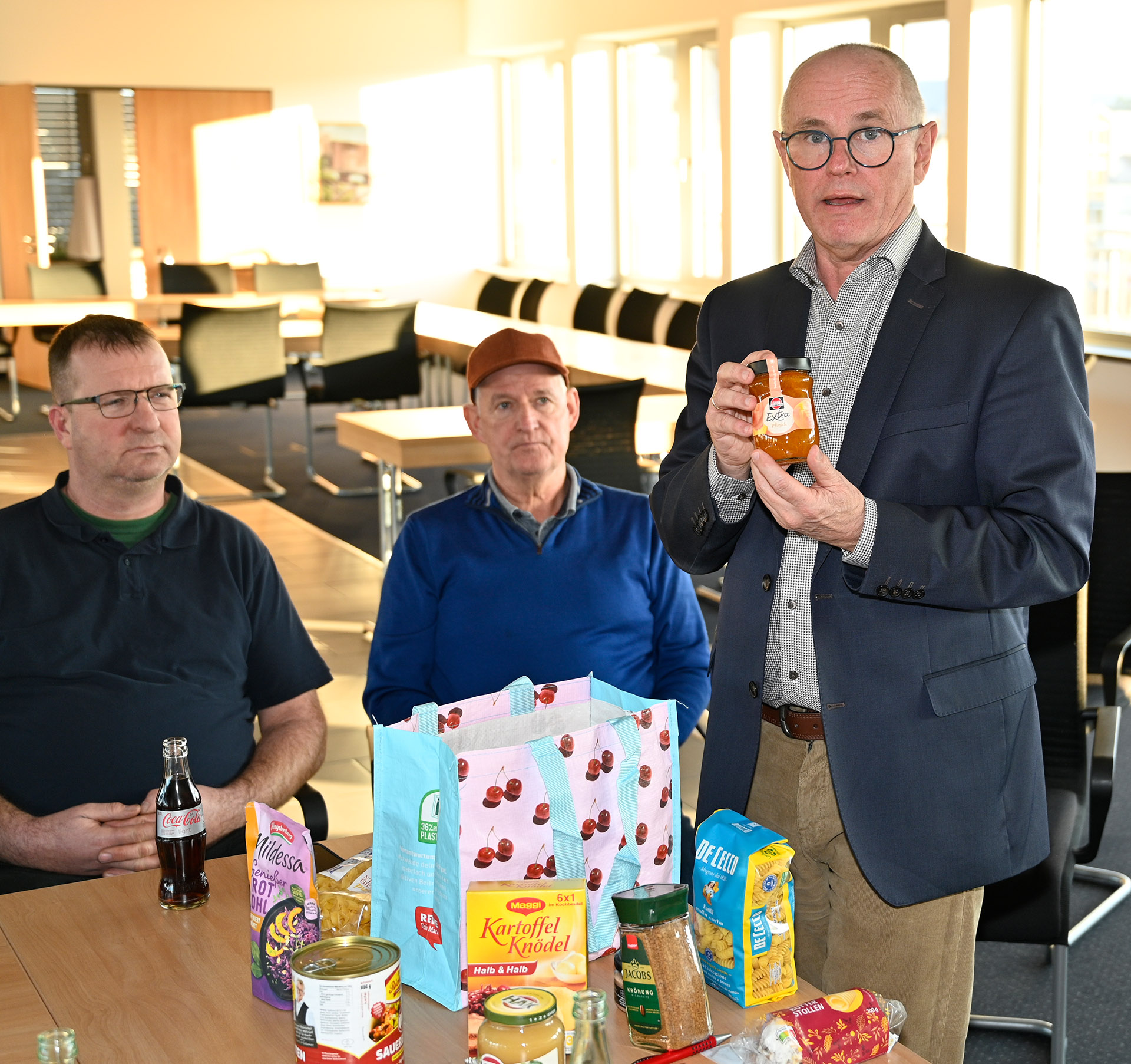 Der Stiftungsvorsitzende Ralf Claßen präsentierte im Mechernicher Ratssaal, welche Lebensmittel drin sind. Foto: Henri Grüger/pp/Agentur ProfiPress
