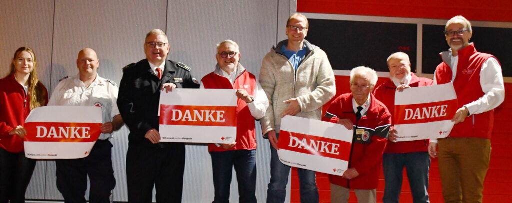 Der Vorstand, hier ein Archivbild mit dem jahrzehntelangen Schatzmeister Johann Beul (3.v.r.) und von rechts dem Vorsitzenden Rolf Klöcker, seinem Stellvertreter Manfred „Manni“ Lang, Bereitschaftsarzt Dr. Georg Grasmeyer, dem seinerzeitigen stellvertretenden Kreisvorsitzenden und neuen Mechernicher Schatzmeister Wilfried Müller, Kreisbereitschaftsarzt Frank Gummelt, der Beisitzer im Mechernicher Ortsvereinsvorstand ist, ebenso wie die Jugendrotkreuzbeauftragte Fabienne Philippsen y Febrer (außen), zwischen ihnen Bereitschaftsführer Sascha Suijkerland. Archivfoto: pp/Agentur ProfiPress