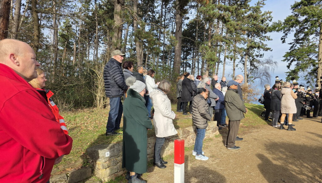 Zahlreiche Gläubige begaben sich hinter der Bergkapelle und eskortiert vom Roten Kreuz um Sascha Suijkerland (l.) zu Fuße von der Pfarrkirche zur Barbarakapelle. Foto: Manfred Lang/pp/Agentur ProfiPress