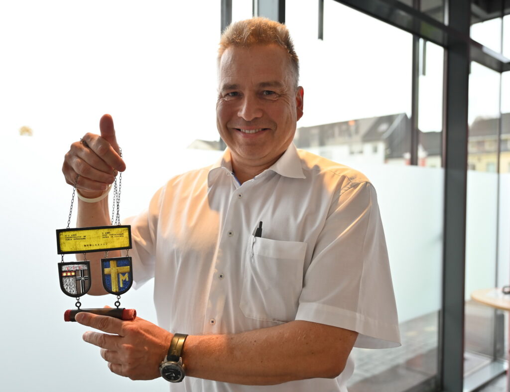Auf einem Flohmarkt in Kommern erwarb der Kirchenkunstexperte und Apotheker Dr. Peter Schweikert-Wehner diesen möglicherweise aus dem Kölner Kirchenkarneval stammenden Orden. Foto: Manfred Lang/pp/Agentur ProfiPress