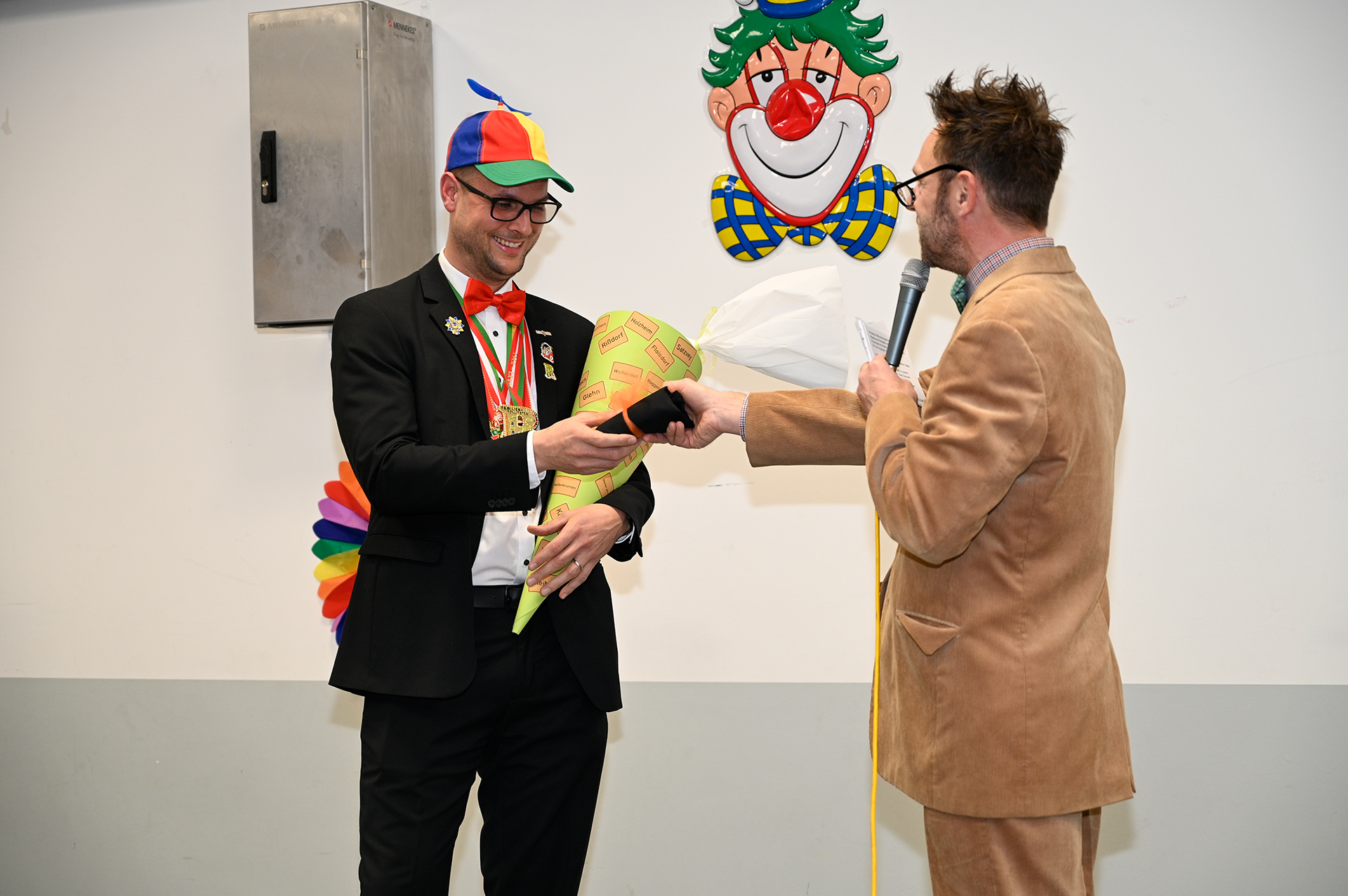 Was wäre eine "Einschulung" ohne Schultüte... und Propellerkappe? Lehrer „Dr. Welsch“ (r.) hatte neben reichlich Humor auch ein karnevalistisches Starterset für Bürgermeister Michael Fingel. Foto: Henri Grüger/pp/Agentur ProfiPress