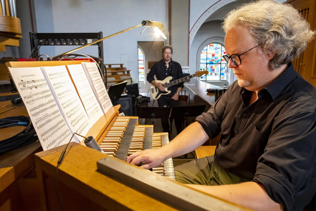 Der Mechernicher Kirchenmusiker und Steinfelder Chorleiter und Intendant Erik Arndt, hier mit Bassist Rainer Peters, gibt am 17. Dezember musikalische Impulse zum Meditationsthema „Warten, das Herz der Hoffnung“. Foto: Ronald Larmann/pp/Agentur ProfiPress