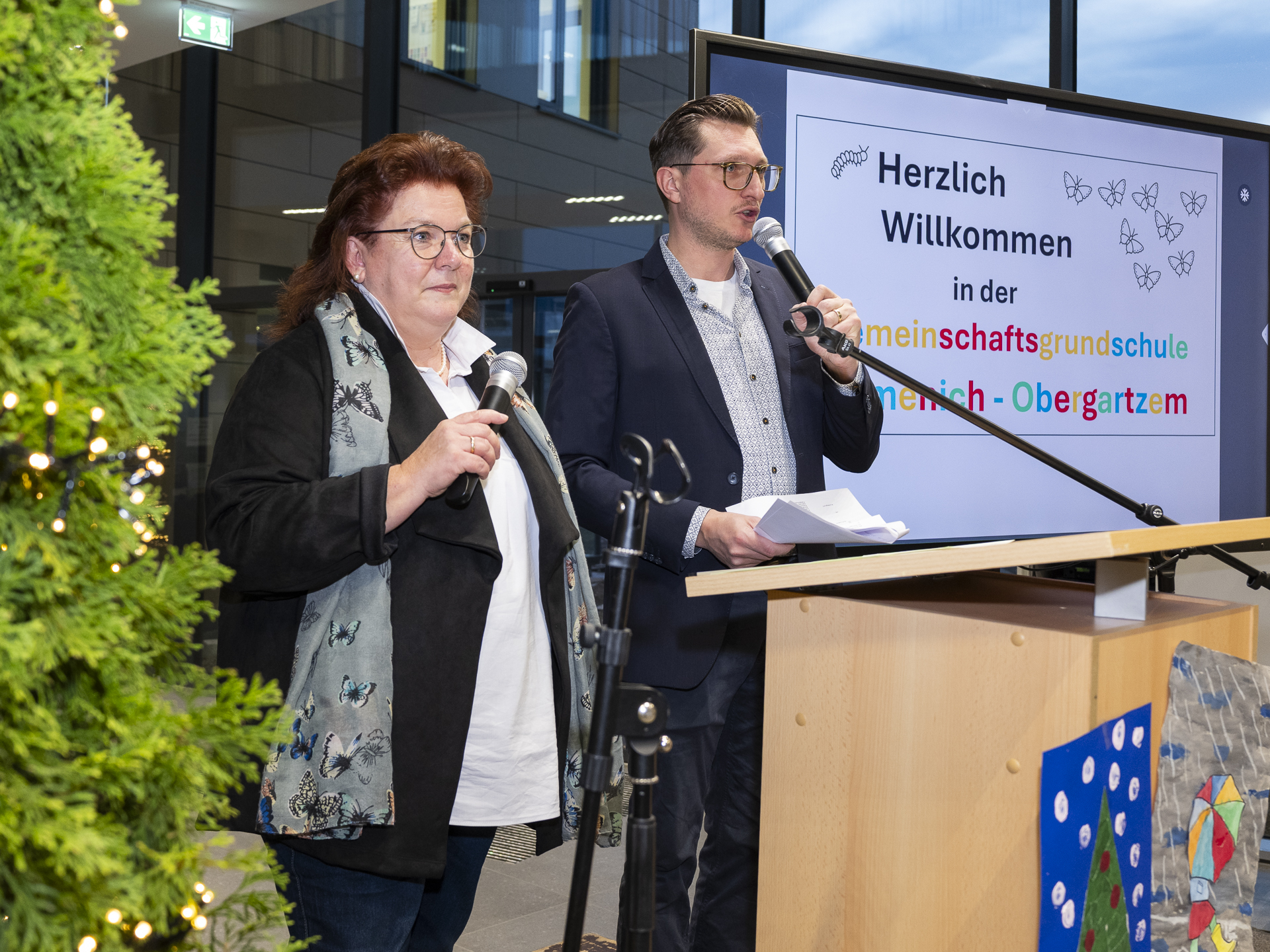 Schulleiterin Alexandra Offermann und der städtische Projektleiter Christoph Breuer begrüßten die Gäste in der neuen Schule. Foto: Ronald Larmann/pp/Agentur ProfiPress
