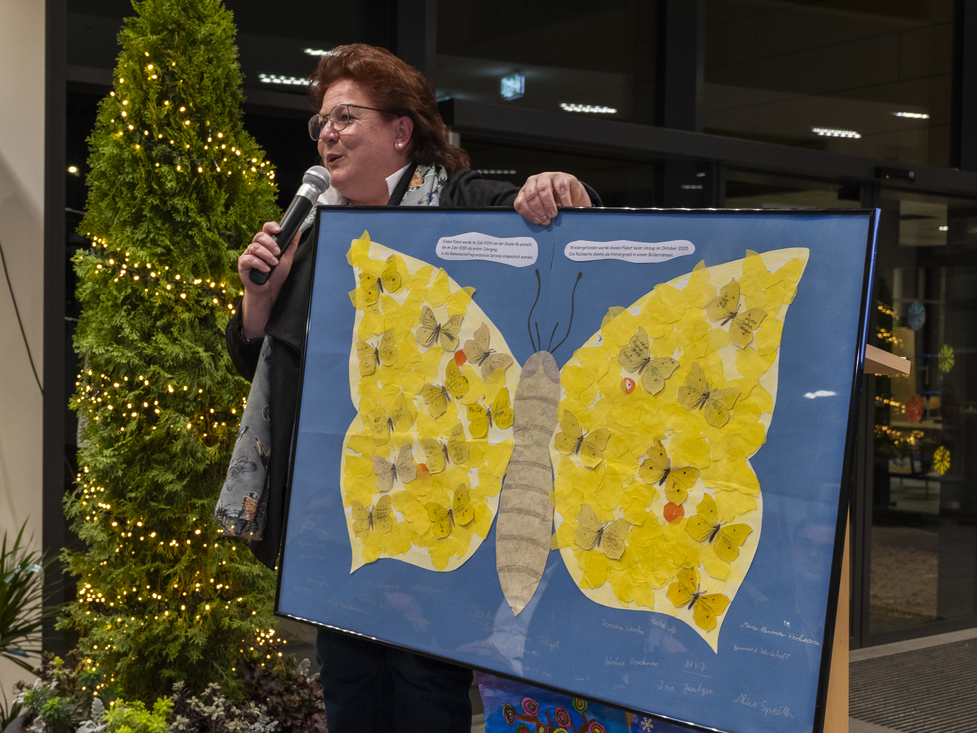 Gänsehautmoment: Alexandra Offermann zeigt das Bild, das beim Umzug gefunden wurde. Darauf ein Schmetterling, den Kinder für ihren Lehrer gebastelten hatten, die im Jahr 2000 eingeschult worden waren. Foto: Ronald Larmann/pp/Agentur ProfiPress