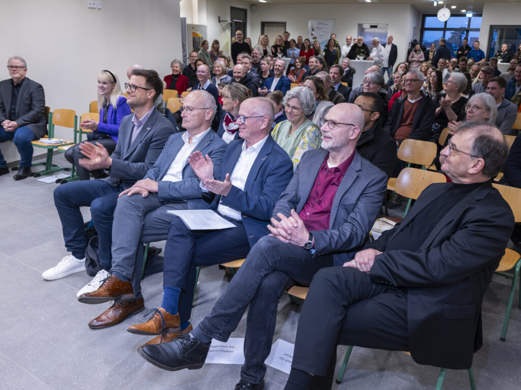 Viele Gäste waren zur Einweihung gekommen. Unter anderem Michael Offermann (v.l.), Ehemann der Schulleiterin, und Julia Breuer, Ehefrau des Projektleiters, die für ihre Geduld und ihren Rückhalt gewürdigt wurden. Foto: R.Larmann/pp/Agentur ProfiPress