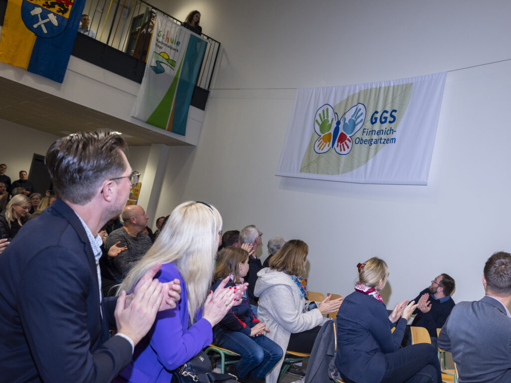 Wie sollt es anders sein: Ein Schmetterling als Logo der neuen Schule mit Kinderhänden in den Farben der Cluster und im Hintergrund ein Blatt als Verbindung zur Natur. Foto: Ronald Larmann/pp/Agentur ProfiPress