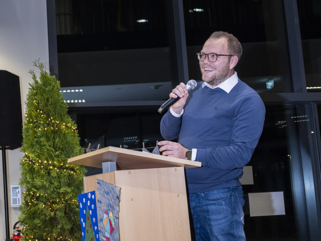 Der stellv. Pflegschaftsvorsitzende Gero Hennesen dankte dem Kollegium, dass in den vergangenen Monaten „mehr improvisiert hat als ein Jazzmusiker und trotzdem den Alltag gemeistert hat“. Foto: Ronald Larmann/pp/Agentur ProfiPress