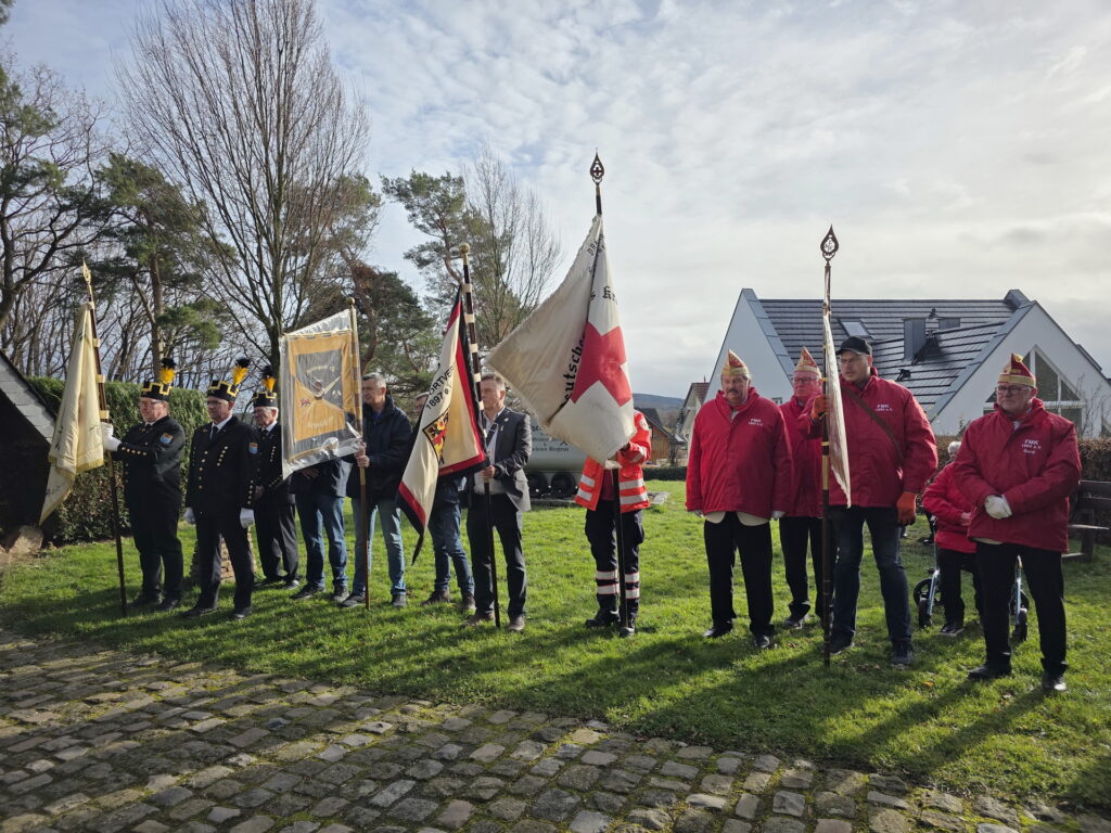 Fahnenabordnungen des Festausschusses Mechernicher Karneval (v.r.), des Roten Kreuzes, Ortsverein Mechernich, der Turn- und Sportvereinigung (TuS) Mechernich, der Prinzengarde und der Barbarbruderschaft haben vor der Barbarakapelle Aufstellung genommen. Foto: Manfred Lang/pp/Agentur ProfiPress
