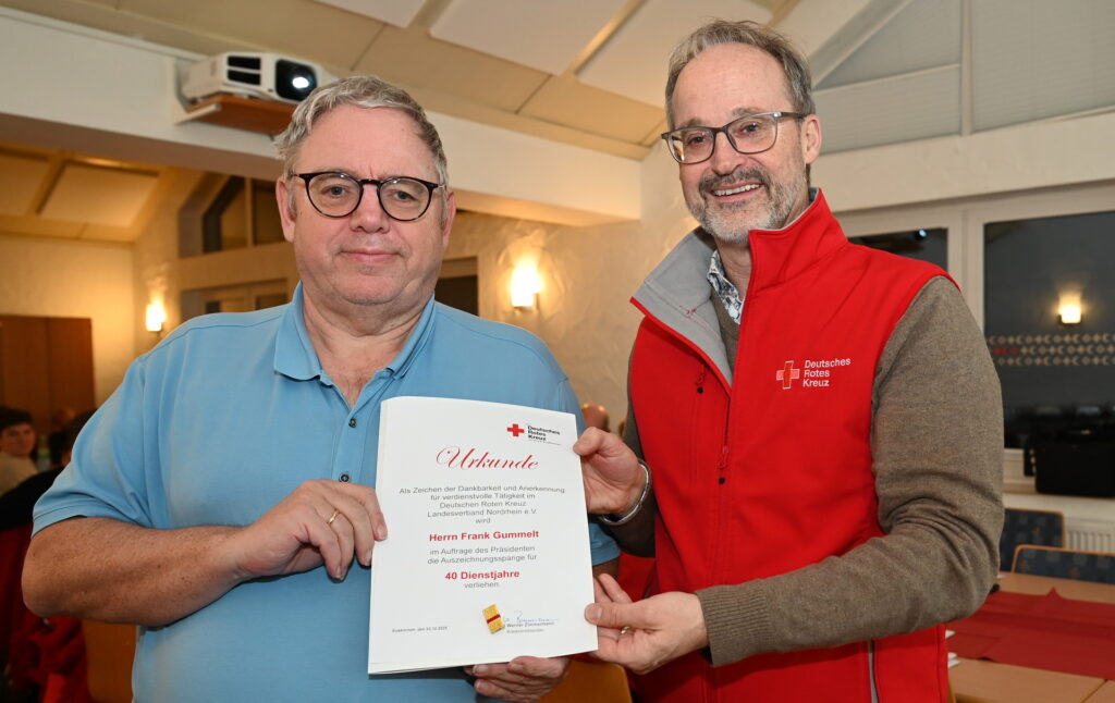 Ortsvereinsvorsitzender Rolf Klöcker, zugleich Geschäftsführer und Syndikus des DRK-Kreisverbands Euskirchen (r.), zeichnete Kreisbereitschaftsarzt Frank Gummelt mit einer Urkunde für 40 Jahre Rotkreuz-Mitgliedschaft aus. Der gebürtige Kerpener, der 1985 im benachbarten Rhein-Erft-Kreis ins Rote Kreuz eintrat, hat nicht nur ein Mandat im Kreisvorstand, sondern ist auch Beisitzer im Vorstand des Mechernicher Ortsvereins. Foto: Manfred Lang/pp/Agentur ProfiPress