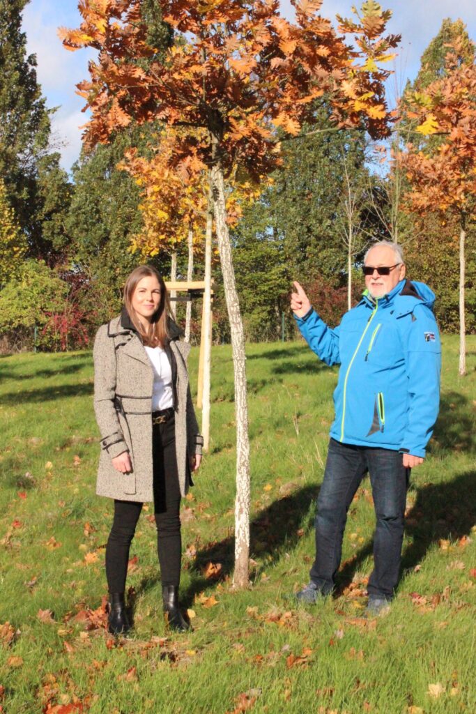 Beim Ortstermin auf dem Kallmuther Friedhof ließ sich Jacky Langhanke von Ortsbürgermeister Robert Ohlerth dessen Idee für den „Friedhofswald der Sinne“ erläutern. Foto: Kerstin Rottland/pp/Agentur ProfiPress