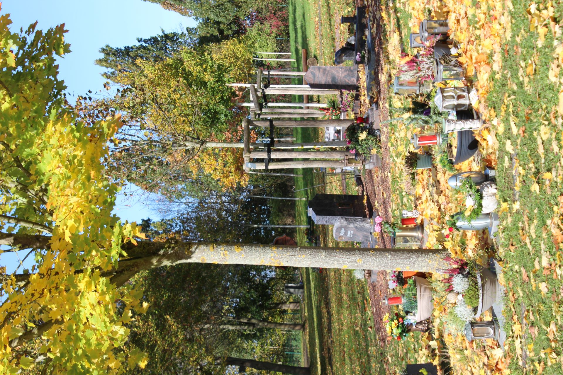 Was viele nicht wissen: Neben den Platten im Boden, auf denen Blumen und Kerzen abgestellt werden dürfen, sind mancherorts auch Grabsteine bis zu einer gewissen Größe auf dem Urnenfeld erlaubt. Foto: Kerstin Rottland/pp/Agentur ProfiPress
