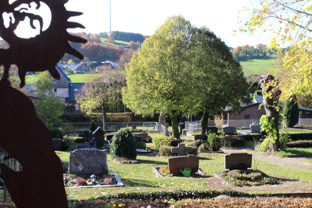 Sarg-Bestattungen gibt es immer weniger, entsprechend entstehen auf den Friedhöfen, wie hier in Kallmuth, mehr und mehr Lücken. Foto: Kerstin Rottland/pp/Agentur ProfiPress