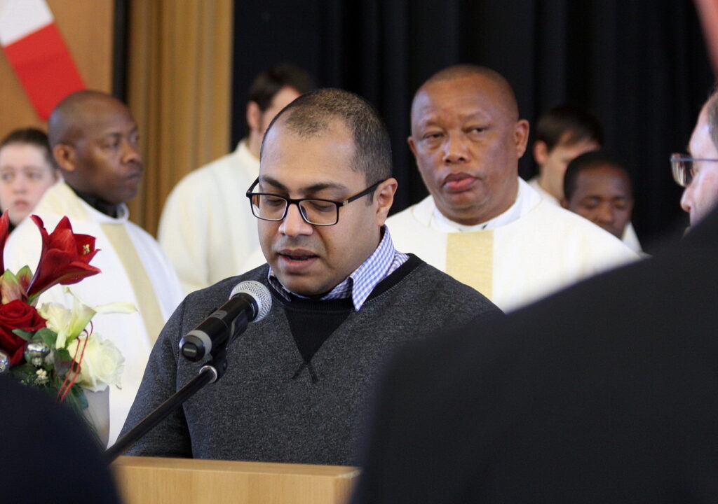 Der angehende Diakon Tilj Puthenveettil aus Schützendorf, hier in einem internationalen Gottesdienst bei der Communio, lädt zu einer adventlichen Meditation über geistliches Warten in der Pfarrkirche St. Johannes Baptist ein. Foto: Ronald Larmann/pp/Agentur ProfiPress