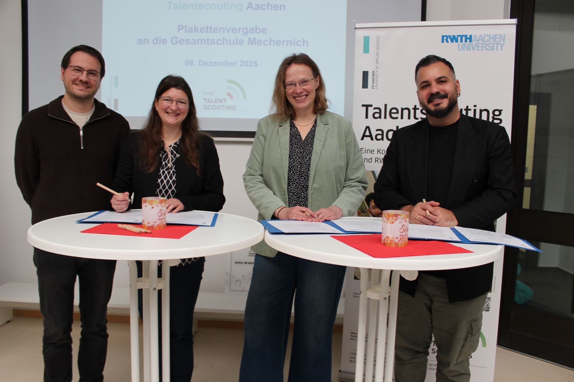 Feierlich zur Unterschrift gebracht wurde die Kooperation mit der RWTH Aachen und der FH Aachen Anfang Dezember in den Räumen der Gesamtschule. Foto: Kerstin Rottland/pp/Agentur ProfiPress