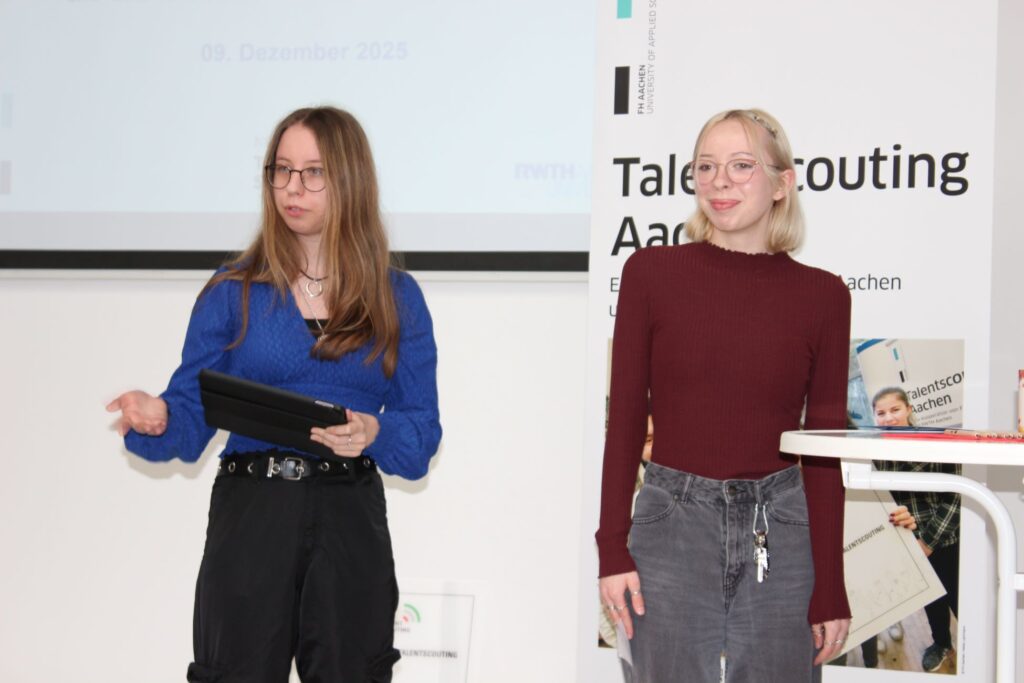 „Was für eine Person möchte ich in Zukunft sein?“ Mit dieser Frage haben sich Nina (links) und Jana im Rahmen des Talentscoutings gründlich auseinandergesetzt: Mit Erfolg! Foto: Kerstin Rottland/pp/Agentur ProfiPress