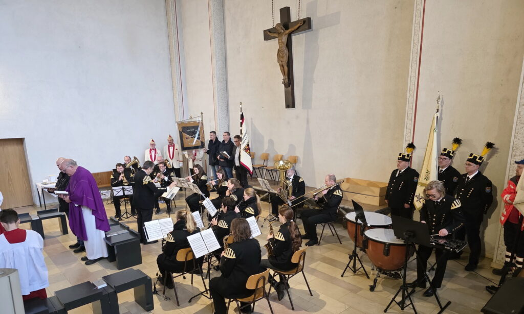 Zu Beginn wurde in der Pfarrkirche St. Johannes Baptist eine Heilige Messe zum 2. Adventssonntag gefeiert. Im Chorraum haben sich Fahnenabordnungen, die Bergkapelle, Messdiener, Lektor Franz-Josef Kremer und Pfarrer Erik Pühringer versammelt. Foto: Manfred Lang/pp/Agentur ProfiPress 