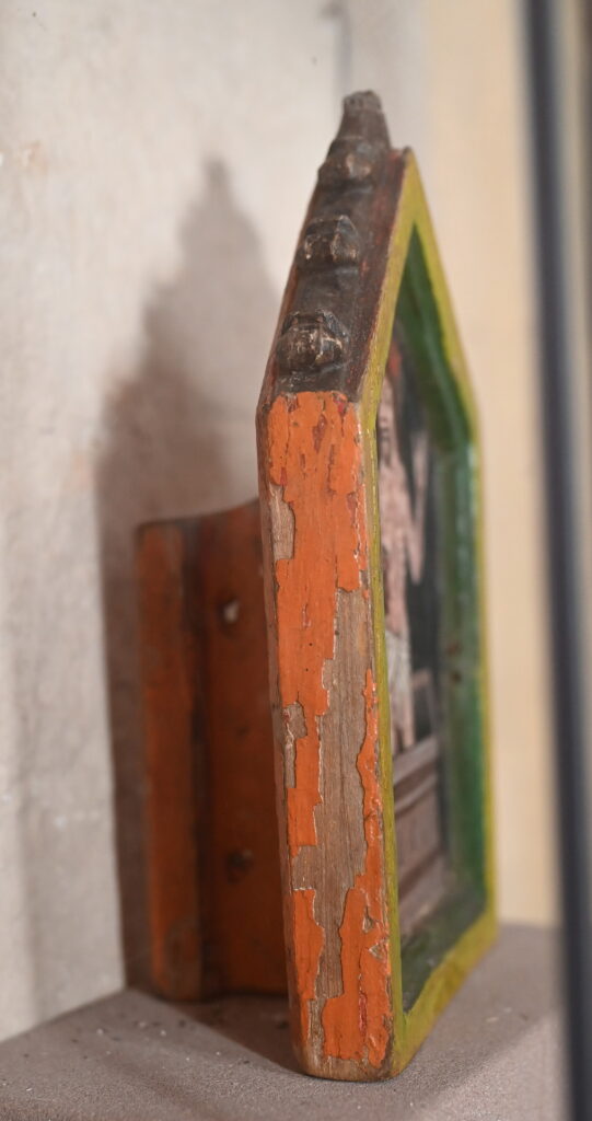 Hier ist der Griff auf der Rückseite des Hosteler Pax-Täfelchens zu erkennen. Wurde die kleine Devotionalie beim Friedensgruß während der Heiligen Messe damit von einem Gläubigen zum nächsten weitergereicht? Oder diente das Holz zur Befestigung an einem Wagen, der auf den sich bei Hostel kreuzenden Hauptstraßen, der Via Agrippa (Köln–Trier) und der Krönungsstraße (Frankfurt–Aachen), unterwegs waren? Foto: Manfred Lang/pp/Agentur ProfiPress