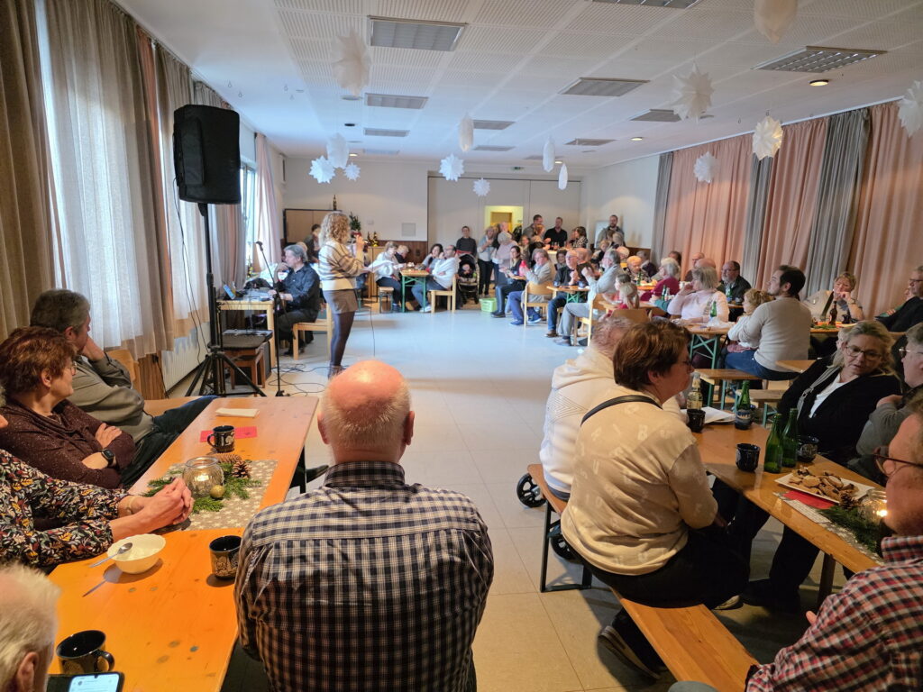 Im Johanneshaus war am Sonntag bei der dritten Aufklage des „Hüttenzaubers im Advent“ eine Menge los. Foto: Manfred Lang/pp/Agentur ProfiPress