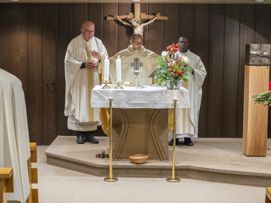 Generalsuperior Jaison Thazhathil am Altar der Hauskapelle mit den Konzelebranten Father Patrick Mwanguhya (r.) und Erik Pühringer. Foto: Ronald Larmann/pp/Agentur ProfiPress