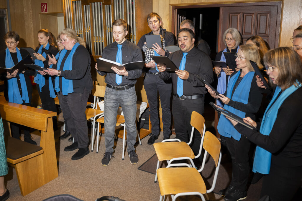 Die Sängerinnen und Sänger des Chors „Lumora“ sorgten unter der Leitung von Pascal Lucke für die musikalische Gestaltung der Festmesse. Foto: Ronald Larmann/pp/Agentur ProfiPress