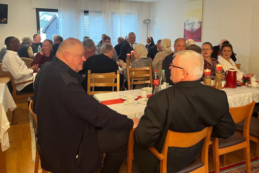 Gemütliche Kaffeerunde am Nachmittag mit Freunden und Mitgliedern sowie Mitarbeiterinnen und Mitarbeitern des Sozialwerks. Vorne Pfr. Stefan Ochalski (l.) und Communio-Priester Stanislaw Dziekan. Foto: Sr. Lidwina/pp/Agentur ProfiPress