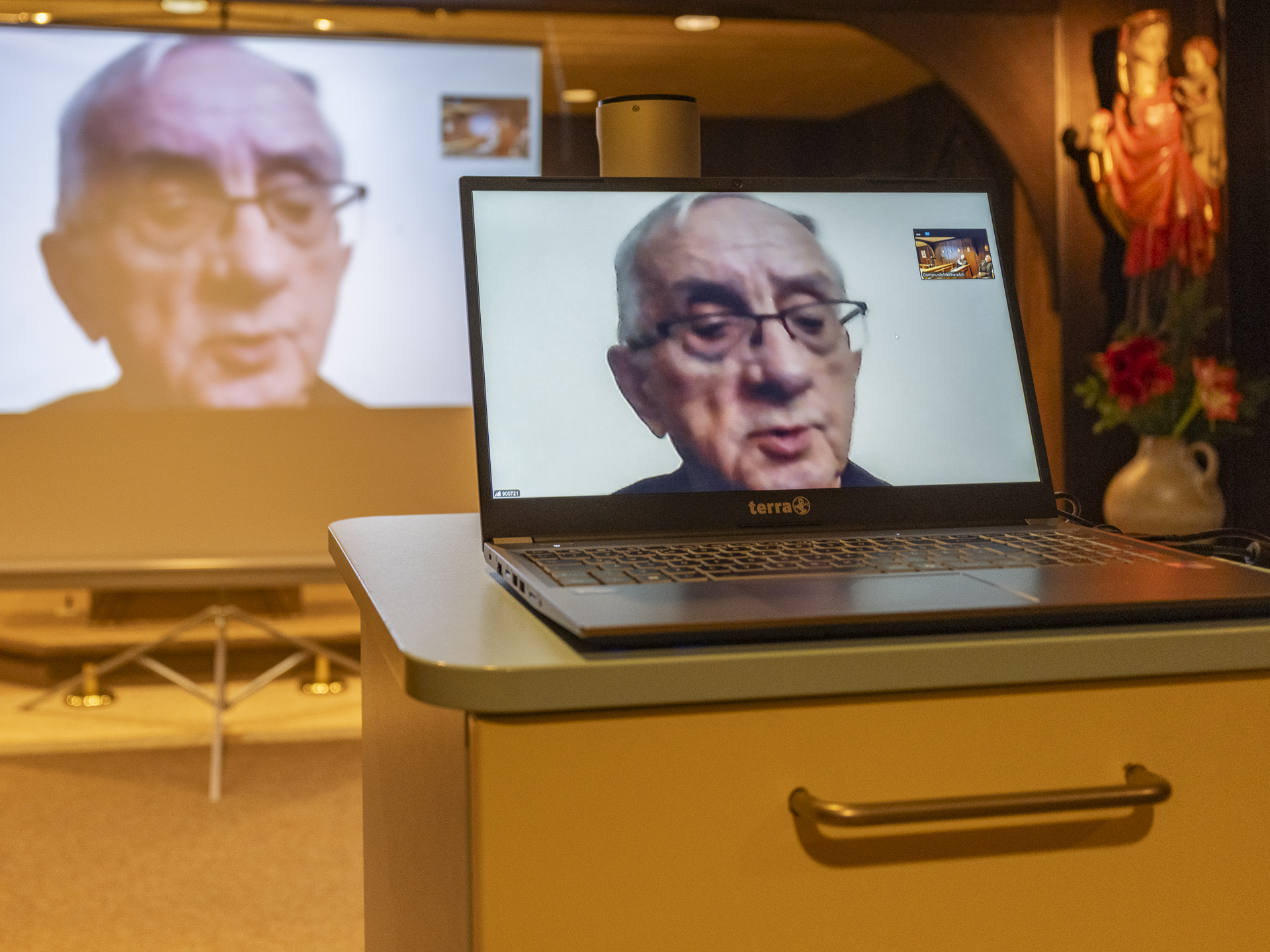 Zur Erfahrungsmystik von Mutter Marie Therese hatte Professor Stanisław Urbański ein Manuskript erarbeitet. Er war per Videoschaltung aus Polen in die Hauskapelle der Communio in Christo zugeschaltet. Foto: Ronald Larmann/pp/Agentur ProfiPress