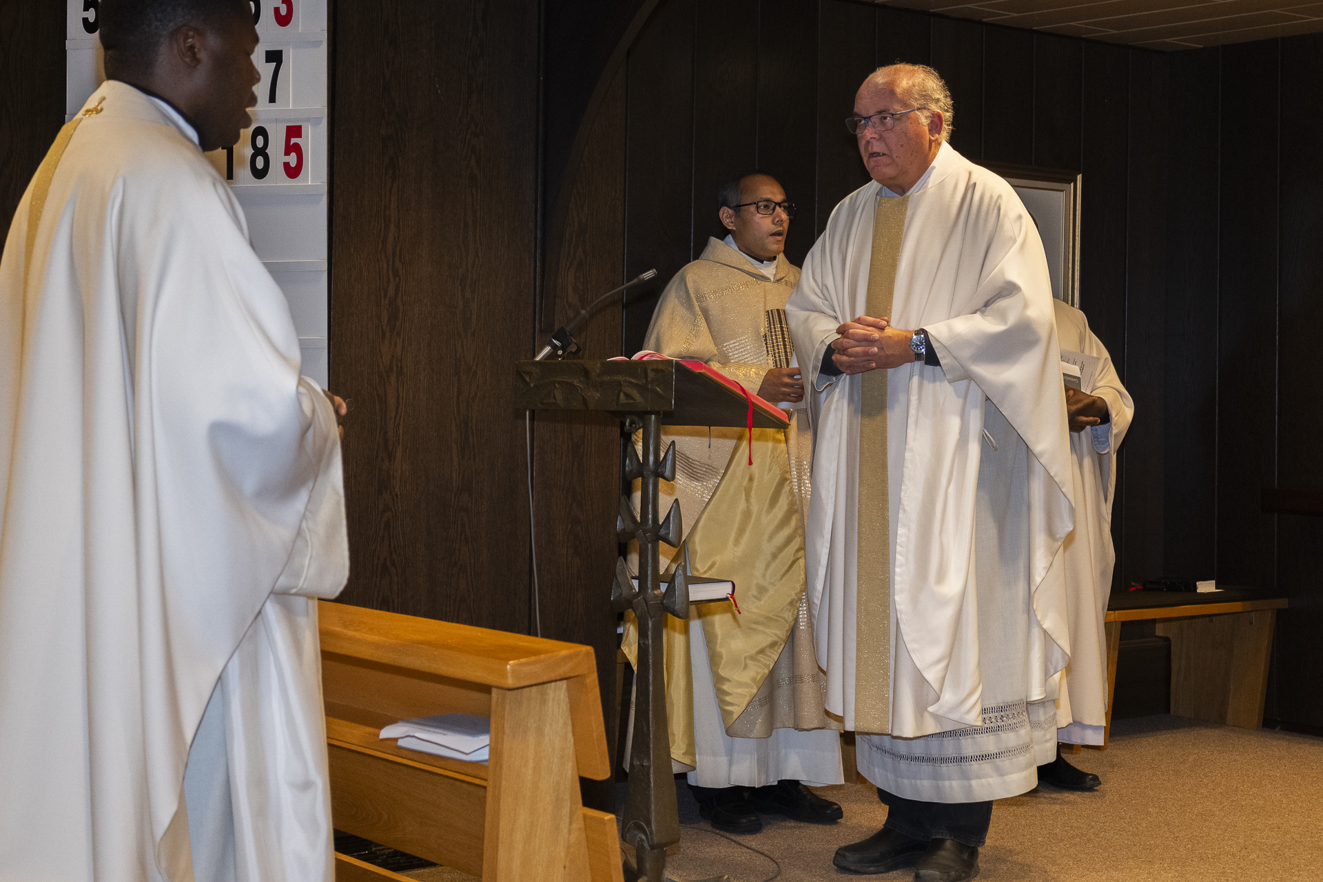 Das Evangelium nach Lukas verkündete Pfarrer Erik Pühringer, Leiter des Pastoralen Raums Mechernich. Foto: Ronald Larmann/pp/Agentur ProfiPress