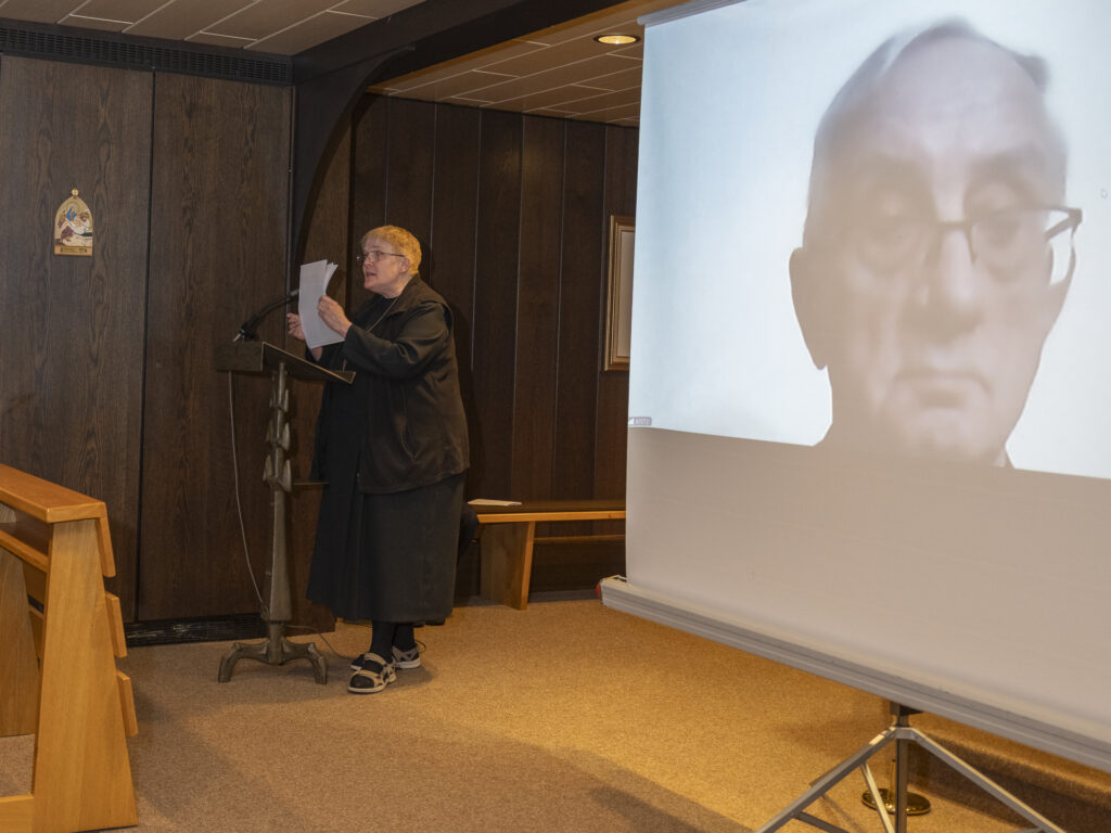 Das Manuskript von Professor Stanisław Urbański trug Sr. Lidwina vor. Für die nachfolgende Fragerunde übersetzte der Wipperfürther Pfarrvikar Stefan Ochalski, der auch aus Polen stammt. Foto: Ronald Larmann/pp/Agentur ProfiPress