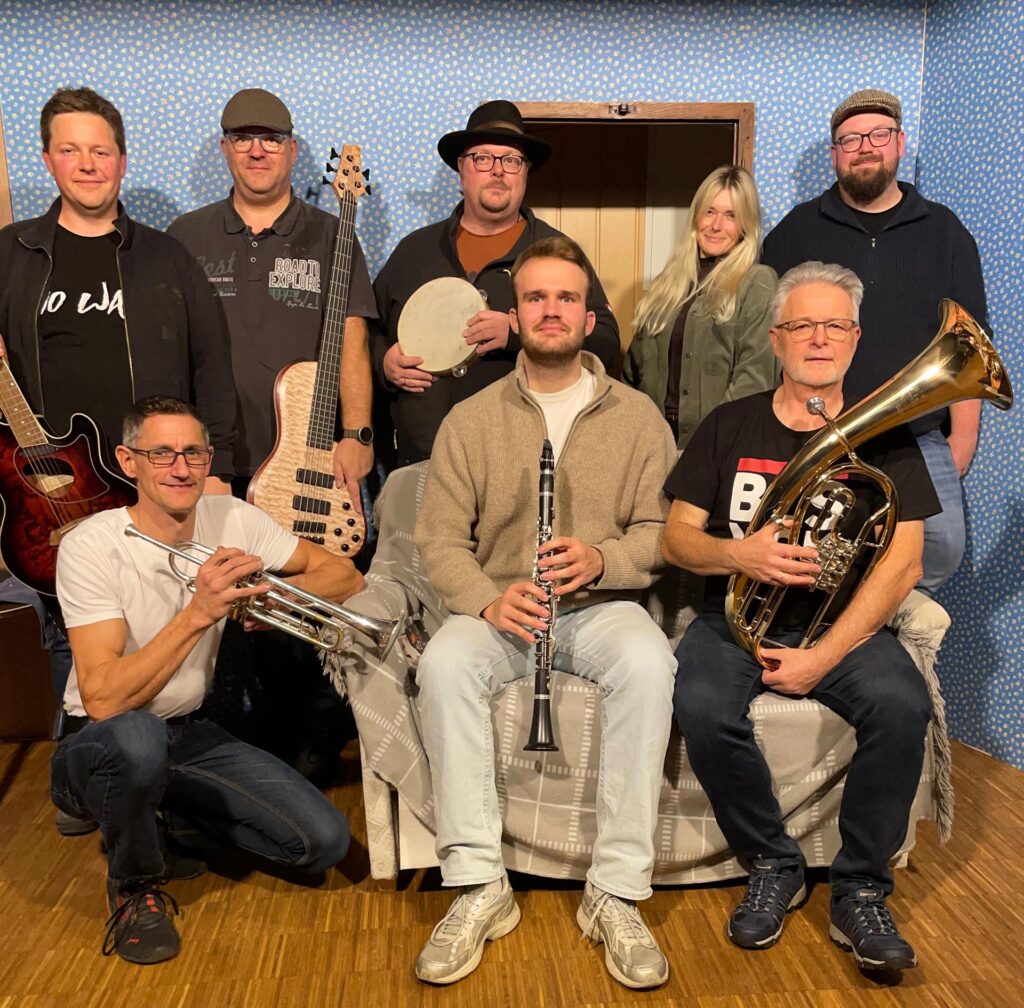 Gestalten ein Mitsingkonzert am 20. Dezember in Bergbuir: „Two Funny 4 you“ und Gastmusiker(innen). (V. l.) hinten: Christian Meyer, Klaus Stockhausen, Oliver Gransow, Desireé Schink-Fußel, Sascha Greuel. Vorne: Guido Esser, Fynn Reinders, Robert Meyer. Foto: De Hommele/pp/Agentur ProfiPress