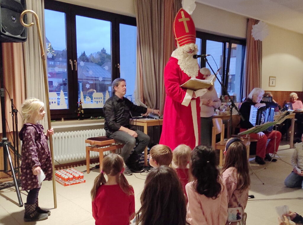 Der Höhepunkt für die jüngeren Besucher des „Hüttenzaubers“ war schließlich der Besuch des Nikolaus (Albert Meyer), der ein Gedicht der Erwachsenen und ein gemeinsames Gedicht der Kinder entgegennahm. Und weil natürlich alle Kinder in diesem Jahr besonders brav waren, gab es für jedes von ihnen einen Schoko-Nikolaus – gestiftet vom Gewerbeverein „Mechernich Aktiv“. Foto: Michael Sander/pp/Agentur ProfiPress