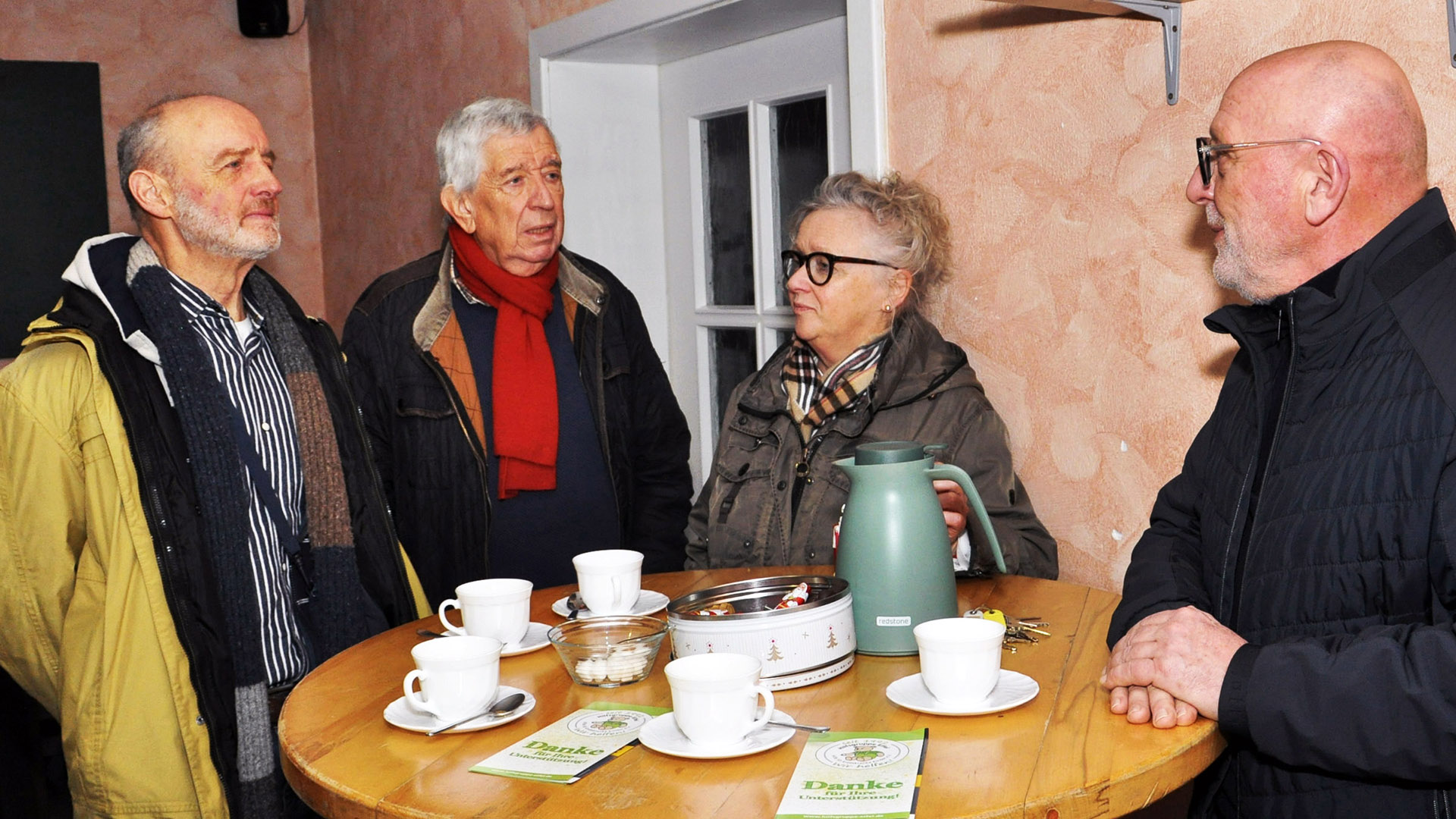 Bei einer Tasse Kaffee und Weihnachtsgebäck informierte der Vorsitzende im Golbacher Bürgerhaus über die zahlreichen Projekte der Hilfsgruppe Eifel. Foto: Reiner Züll/pp/Agentur ProfiPress