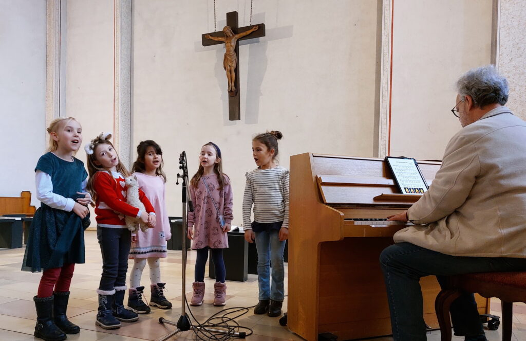Der Kinderchor unter der Leitung von Erik Arndt verlieh der Familienmesse zum Thema „Engel und Engelsein“ einen würdigen musikalischen Rahmen. Foto: Agnes Peters/pp/Agentur ProfiPress