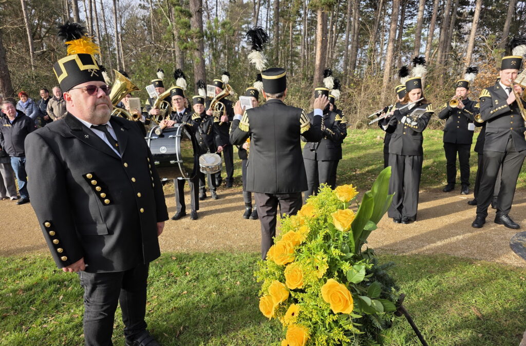 Klaus Nelles, der Vorsitzende der Barbarabruderschaft hat zum Gedenken an die verunglückten Berg- und Hüttenleute von Mechernich einen Kranz niedergelegt, die Bergkapelle intoniert das Lied vom guten Kameraden und die Mechernicher „Nationalhymne“, das „Bergmann Glück auf“. Foto: Manfred Lang/pp/Agentur ProfiPress