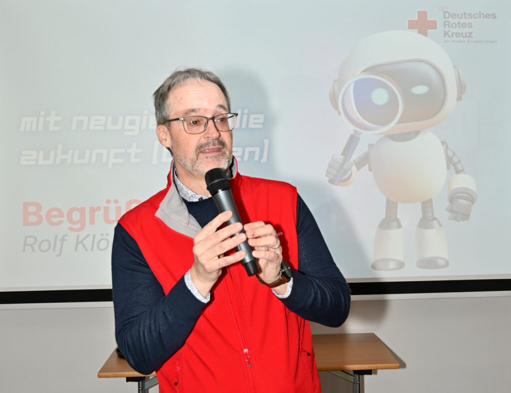 „Wir leben in einer Zeit, in der sich die Welt rasant verändert“, so Kreisverbands-Geschäftsführer Rolf Klöcker. Rechts zu sehen: Robo-Maskottchen „Robbie“. Foto: Henri Grüger/pp/Agentur ProfiPress