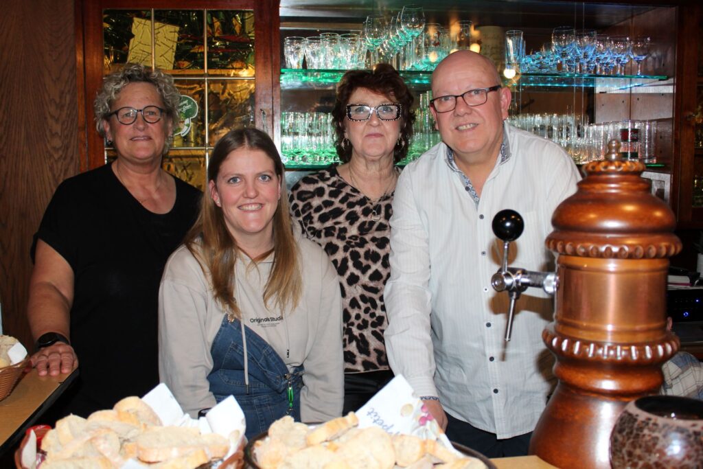 Steaks sind ihre Spezialität: Unterstützt werden Anita und Norbert Geller (r.), hier mit Tochter Samira, seit vielen Jahren von „Küchenfee“ Marion Jansen (l.). Foto: Kerstin Rottland/pp/Agentur ProfiPress