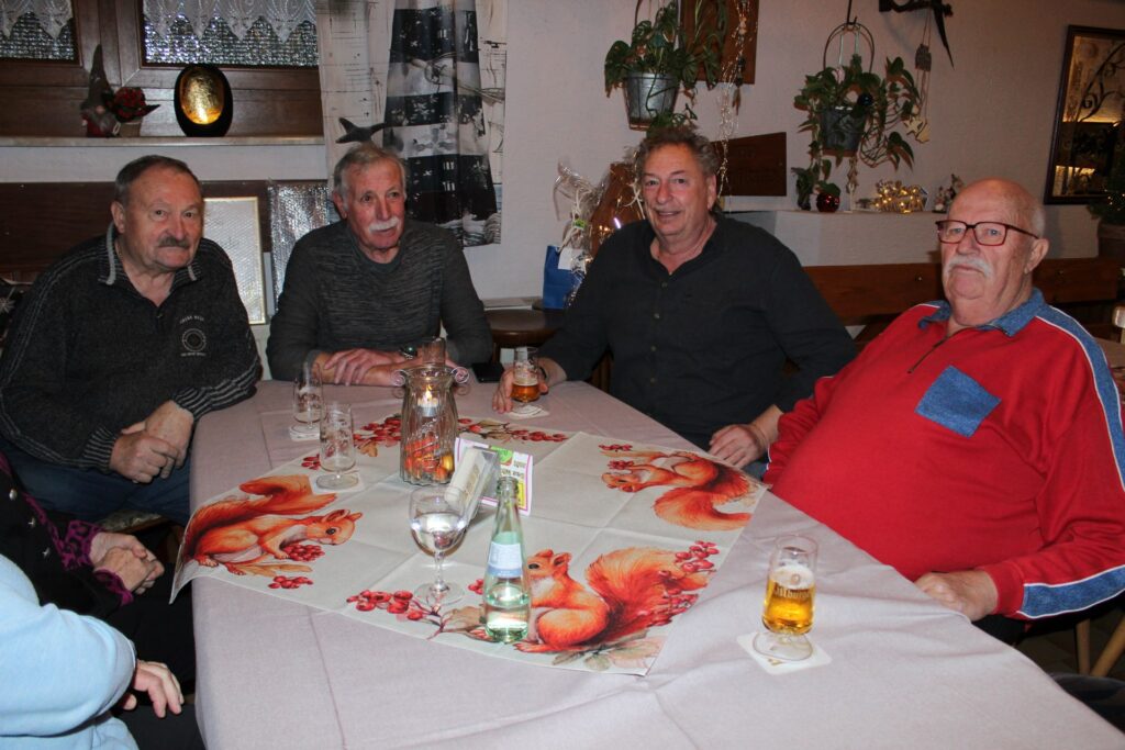 Treue Stammgäste: Hans Schümchen. Peter Breuer, Harald Dorweiler und Willi Schlüpner waren schon bei der Gaststätten-Eröffnung vor 50 Jahren dabei. Foto: Kerstin Rottland/pp/Agentur ProfiPress