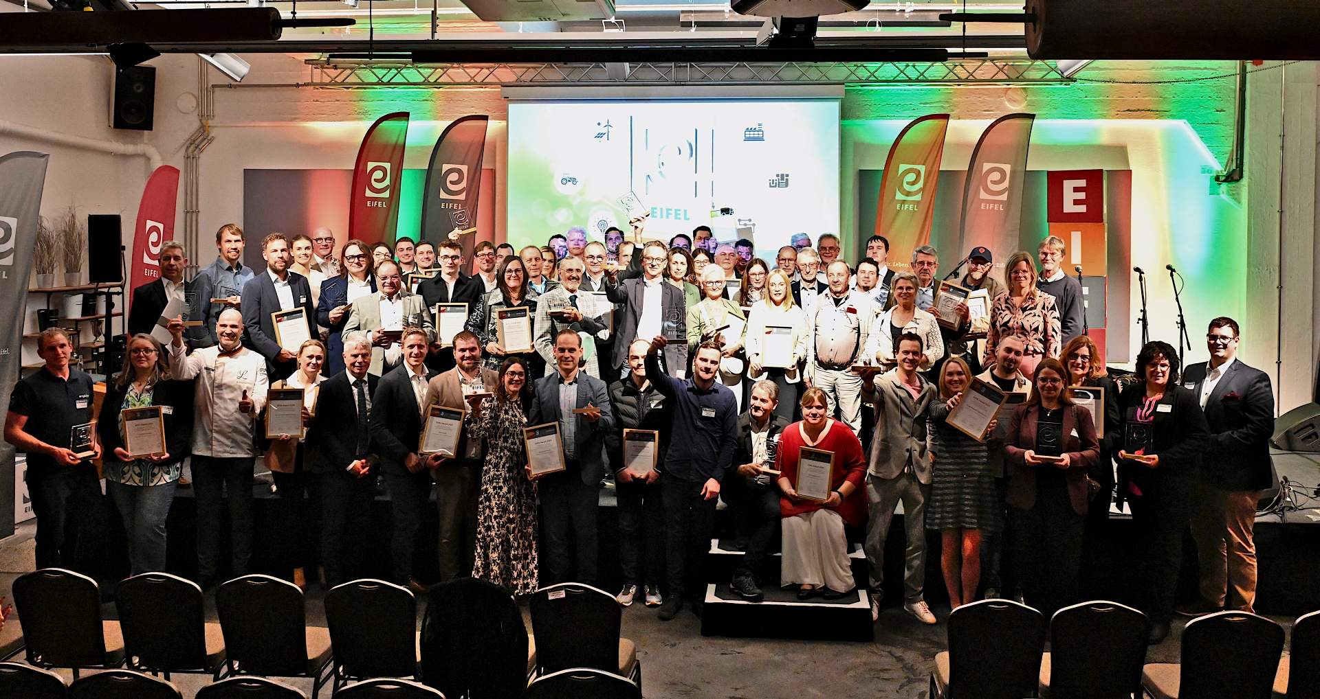 Danielle und Theo Bieger (Mitte) nahmen den Eifel-Award von Landrat Markus Ramers (r.), Präsident der Zukunftsinitiative Eifel, und Julia Gieseking (l.), Landrätin des Kreises Vulkaneifel, entgegen. Foto: Tom Steinicke/pp/Agentur ProfiPress