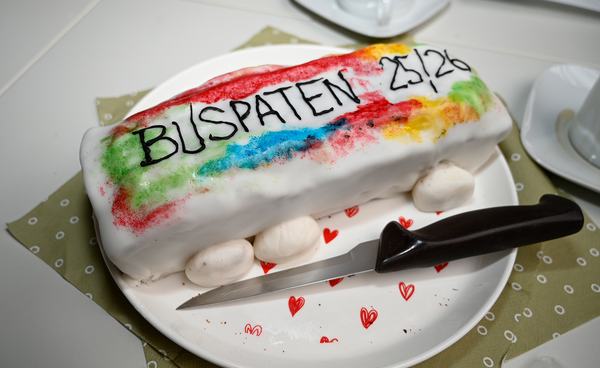 Als besondere Wertschätzung hatte Ley einen liebevoll gestalteten Bus-Kuchen gebacken. Foto: Henri Grüger/pp/Agentur ProfiPress