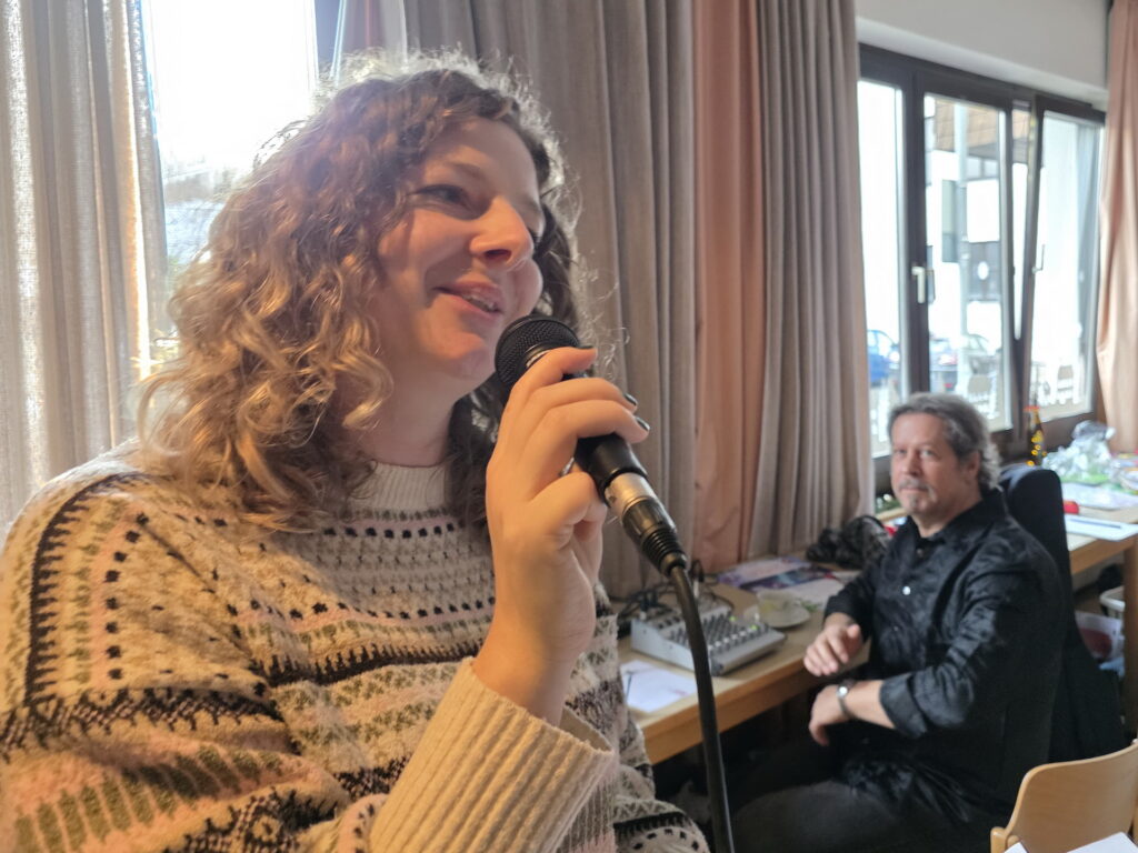 Ausgebildete Sängerin mit toller Stimme: Laura Dostert riss das Publikum, im Hintergrund Rainer Peters an der Technik. Foto: Manfred Lang/pp/Agentur ProfiPress