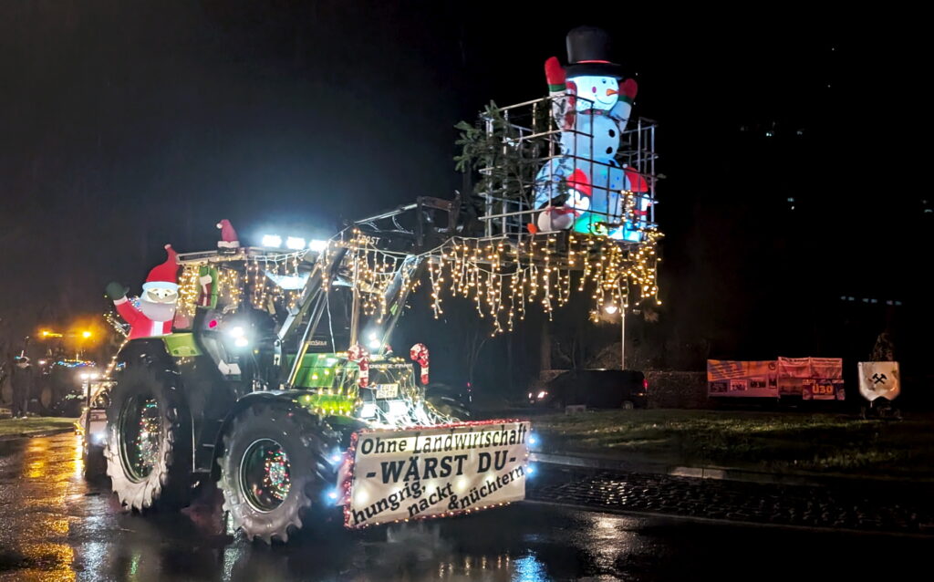 Durch Mechernich ging die Lichterfahrt der bunt geschmückten Traktoren, mit denen die Landwirte für fairen Handel demonstrierten. Foto: Steffi Tucholke/pp/Agentur ProfiPress