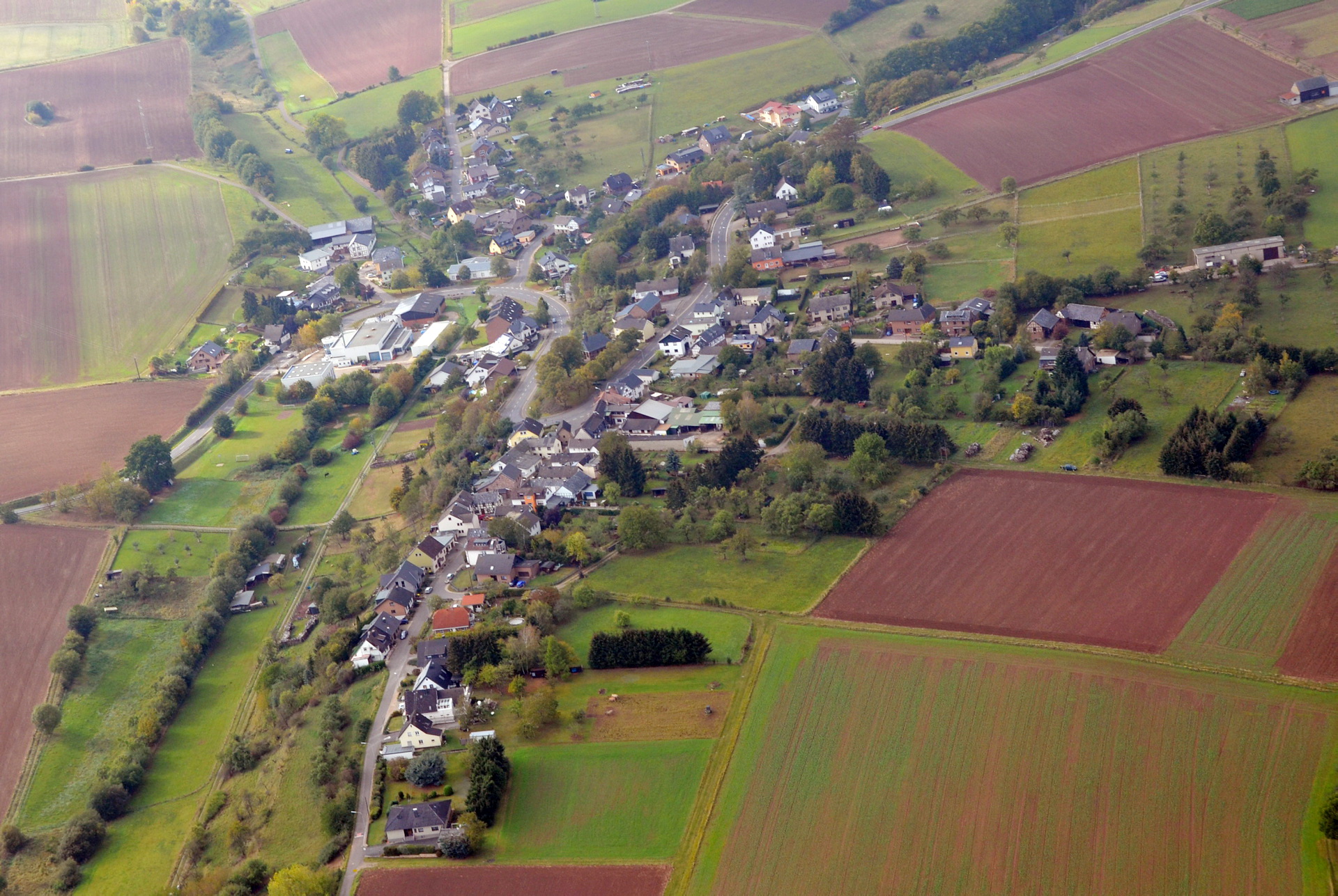 Das Kapellendorf St. Barbara Bergbuir gehört wie Voißel und Wielspütz zur Pfarre St. Agnes in Bleibuir. Die drei Dörfer bilden den westlichsten Ausläufer des Pastoralen Raumes Mechernich, der dort an Heimbach/Nideggen grenzt. Luftbild: Manfred Lang/pp/Agentur ProfiPress