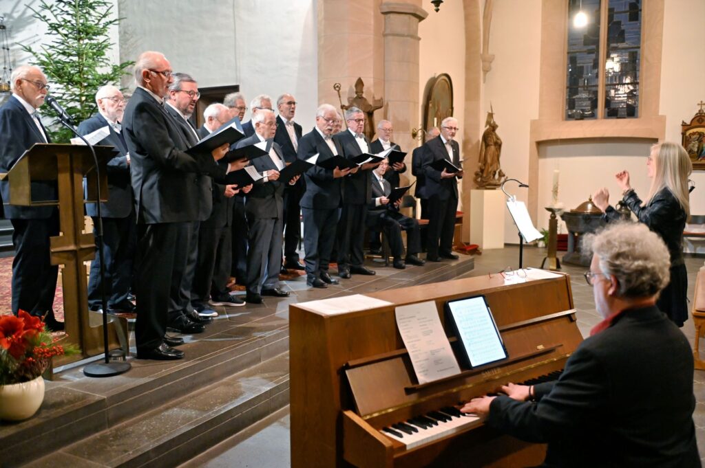 Möglich war das MGV-Konzert laut Bericht des Kölner Stadtanzeigers nur durch das Engagement von Kirchenmusiker Erik Arndt und Dirigentin Dr. Nicole Besse, die zudem an der Violine begeisterte. Nach dem Rücktritt von Chorleiter Werner Harzheim hatte das Konzert zunächst auf der Kippe gestanden. Foto: Cedric Andt/pp/Agentur ProfiPress