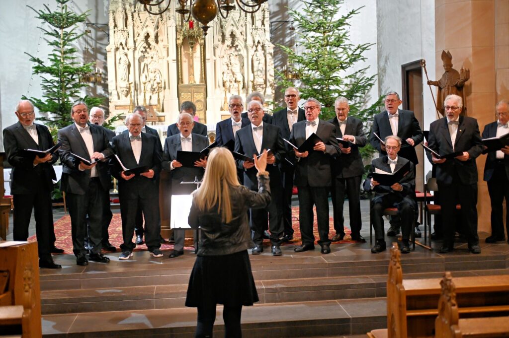 „Macht hoch die Tür, die Tor macht weit.“ Musikalisch seien die Sänger äußerst flexibel gewesen, heißt es in der Presse. Einige ursprünglich für sechs Stimmen geschriebene Stücke seien zum Beispiel eigens auf vier Stimmen angepasst worden. Foto: Cedric Arndt/pp/Agentur ProfiPress