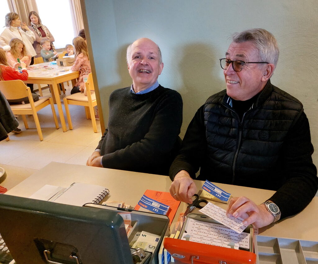 Bons und Lose gabs beim „Hüttenzauber“ am Tisch von Wolfgang Koch (r.) und Franz-Josef Kremer. Foto: Agnes Peters/pp/Agentur ProfiPress