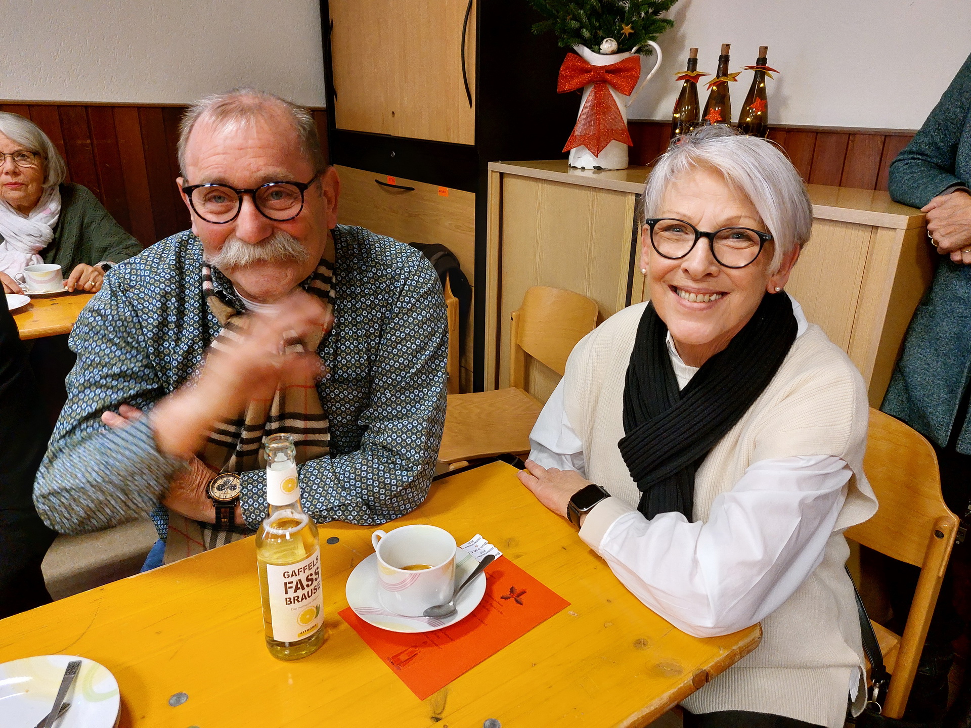 Marlene und Wolfgang Weilerswist („Tafel“) waren ebenso gekommen wie Vize-Landrat Ralf Claßen („Mechernich-Stiftung“) und Gabriele Möbius („Indienhilfe Köln“), die Empfänger des Erlöses von „Hüttenzauber 2025“. Foto: Agnes Peters/pp/Agentur ProfiPress