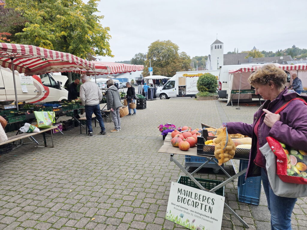 Der Mechernicher Wochenmarkt findet in der Vorweihnachtswoche bereits am Dienstag, 23. Dezember, von 7 bis 13 Uhr statt. Foto: Manfred Lang/pp/Agentur ProfiPress