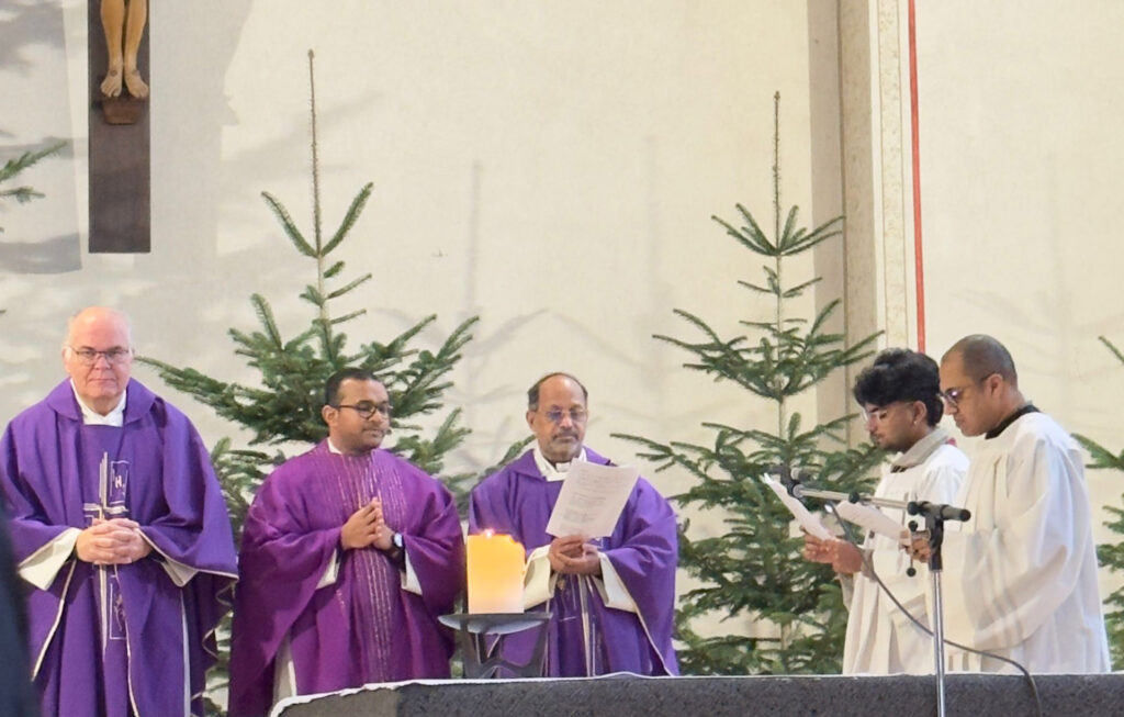 „Als Zeichen der Dankbarkeit“ organisierte Pfarrer Erik Pühringer (l.) Mitte Dezember die erste Heilige Messe in Malayalam - der Muttersprache vieler Gläubiger in und um Mechernich. Unterstützt wurde er von Pfarrer Bibin Peter, Pfarrer Shaji Thomas, Diakonand Tilj Puthenveettil und den Samaritan-Schwestern. Foto: CIC/pp/Agentur ProfiPress